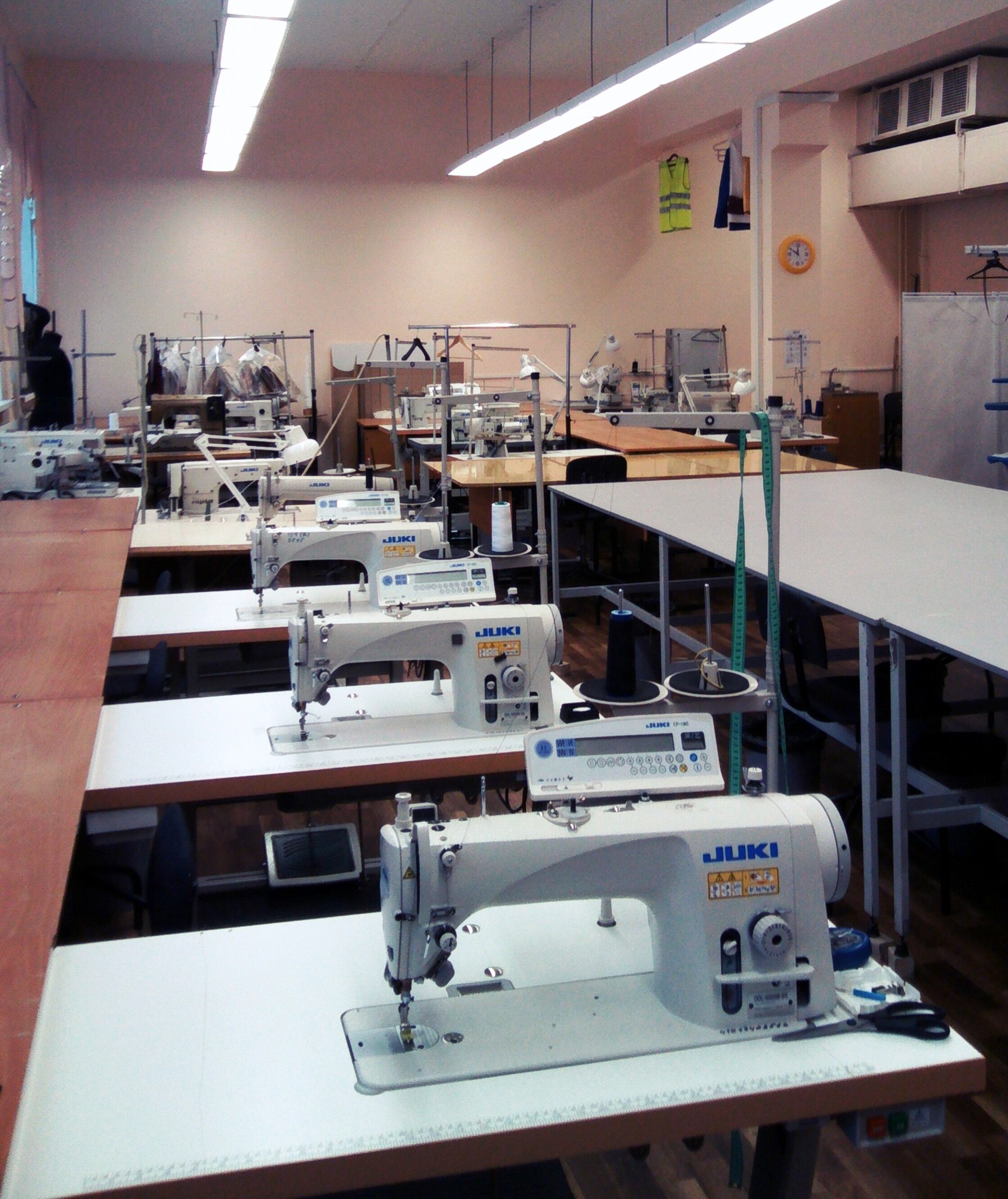 Швейное производство цех. Швейный цех. Швейная промышленность. Швейный цех швейного производства. Оборудование для швейного цеха.